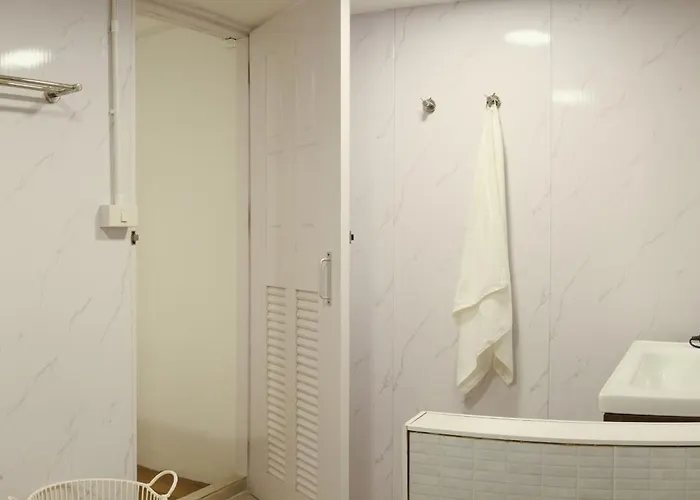 Secret House In China Town 2br. Rare Find