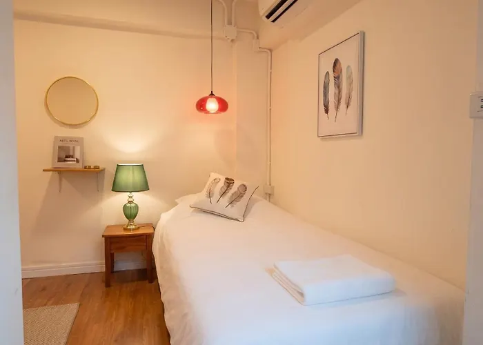 Secret House In China Town 2br. Rare Find بيت للعطل *